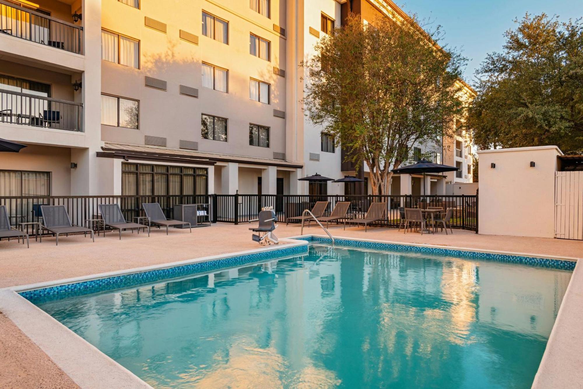 Courtyard Laredo Hotel Екстериор снимка